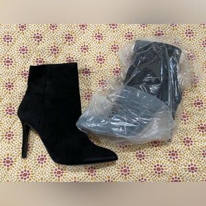 Steve Madden pointed ankle boot side zipper black never worn still in box.